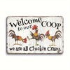 Rustiges Holzschild mit Begrüßung für Coop und der Aufschrift 'Cluckin Crazy', mit Darstellungen von Hühnern.