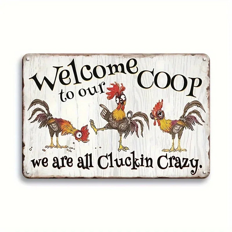 Rustiges Holzschild mit Begrüßung für Coop und der Aufschrift 'Cluckin Crazy', mit Darstellungen von Hühnern.