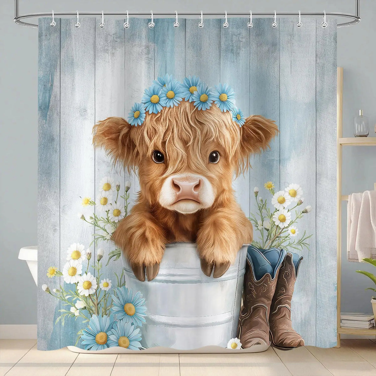 Flauschiges braunes Kälberkopf mit blauen Blumen auf rustikalem Duschvorhangmuster.