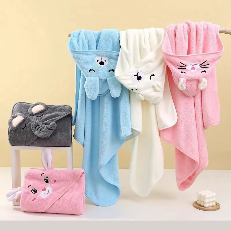 Set aus weichen Baumwoll- und Bambusbabytüchern und -Swaddles in rosa, blau und weiß.