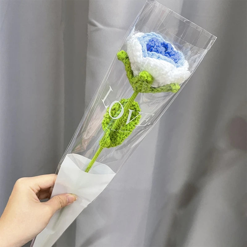 Bouquet de cœurs fait main en coton, entouré d'un plastique transparent avec le mot AMOUR visible.