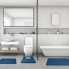 Modernes weißes Badezimmer mit Toilette, Waschbereich und Badewanne mit drei blauen Memory-Schaum-Matten.