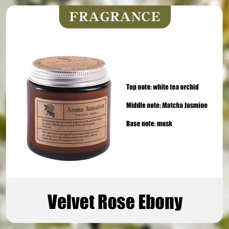 Ein Glas mit Velvet Rose Ebony Duftkerze mit silbernem Deckel und Etikett