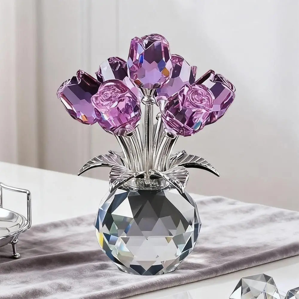 Kristallrose-Skulptur mit lila und rosa Blütenblättern in einer klaren Glasvase.