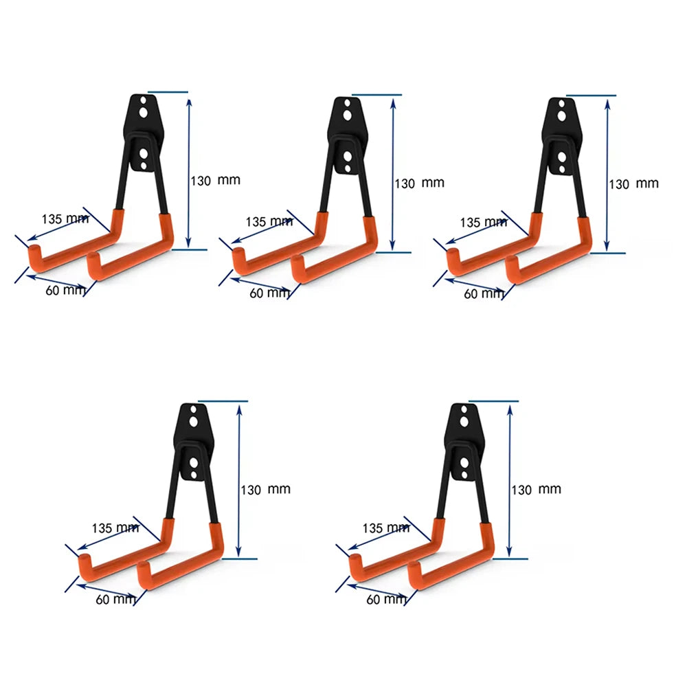 Un juego de ganchos metálicos para pared resistentes en naranja y negro, vistos desde varios ángulos.