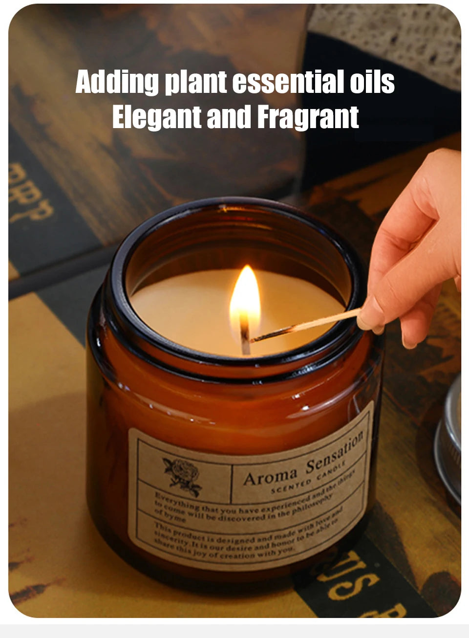 Eine Hand entzündet eine Kerze mit Aroma Sensation, die die elegante und duftende Zugabe von Pflanzenölen zeigt.
