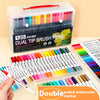 Ein Set aus 120 Doppelspitzen-Pinselstifte und Marker in verschiedenen Farben, präsentiert in einer klaren Box auf einem weiß
