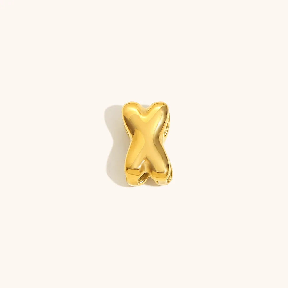 Nahaufnahme einer goldvergoldeten 3D-Blasenbuchstaben-X-Kette.