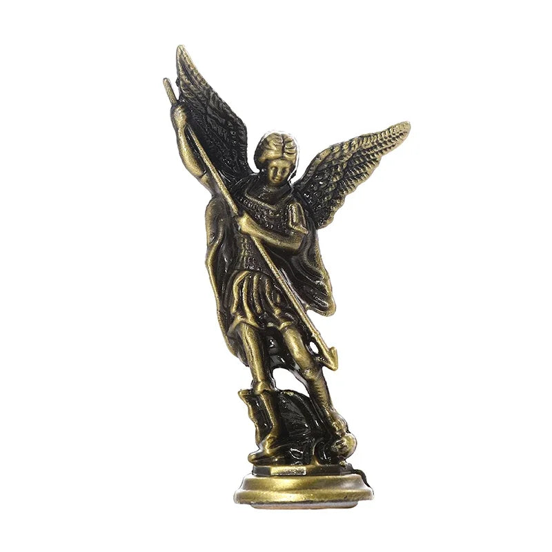 Bronzefigur des Erzengels Michael mit Flügeln und Speer