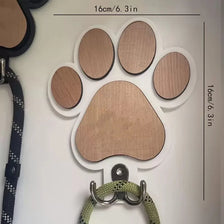 Porte-patte en bois avec cinq coussinets et un grand coussin central, conçu pour la laisse et le collier.
