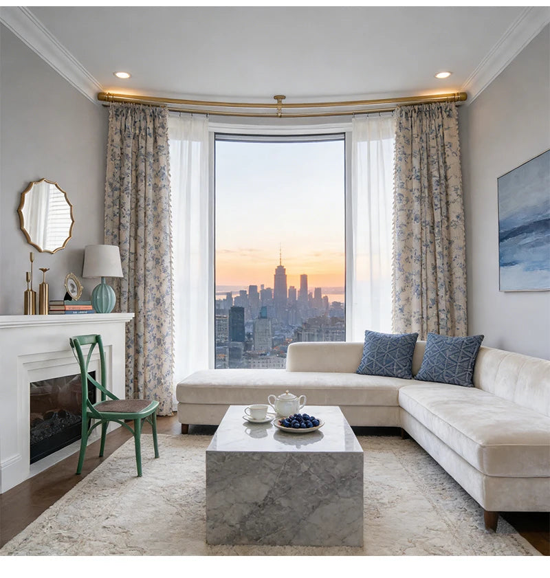 Wohnzimmer mit Fenster, dekoriert mit Leinenblumenvorhängen und durchscheinenden weißen Gardinen, mit Blick auf eine Stadtans