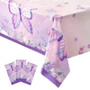 Nappe de table avec papillon aquarelle rose, échantillons de tissu pliés à proximité.