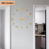 Goldfarweiche 3D-abstrakte Wanduhr mit Zeit und Zahlen an einer weißen Wand.