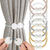 Un ensemble de pinces pour rideaux en perles magnétiques, blanc, gris et or, montrés contre un rideau beige.