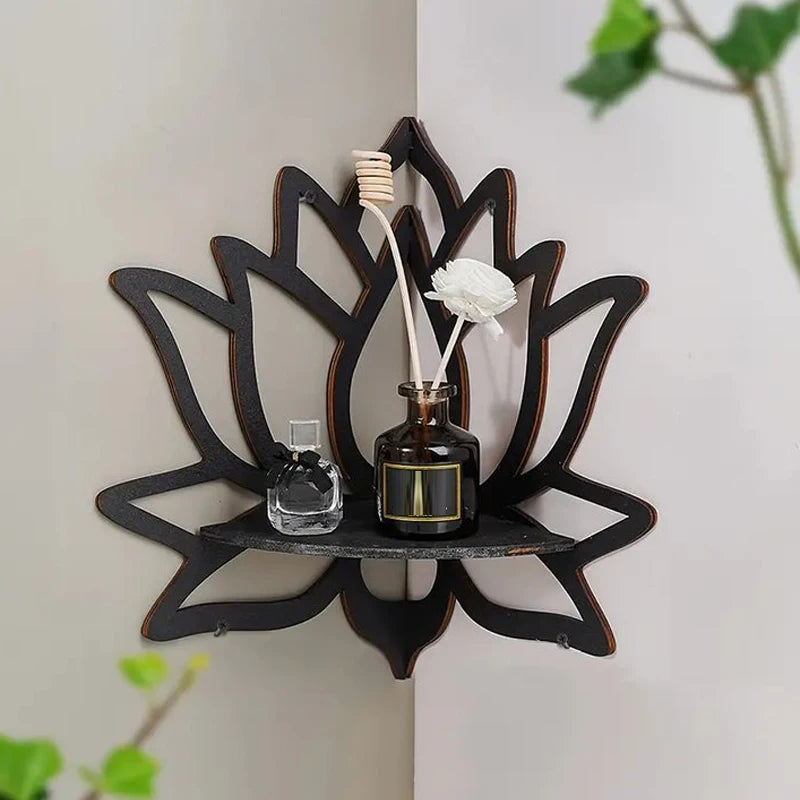 Estante de madera negra con loto mostrando una botella de vidrio y un hisopo de algodón con una flor.