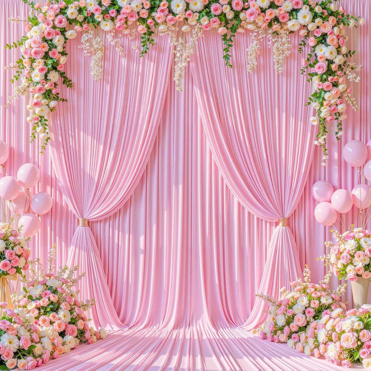 Fondo de tela rosa decorado con guirnaldas florales y cortinas drapeadas, preparado para un evento.