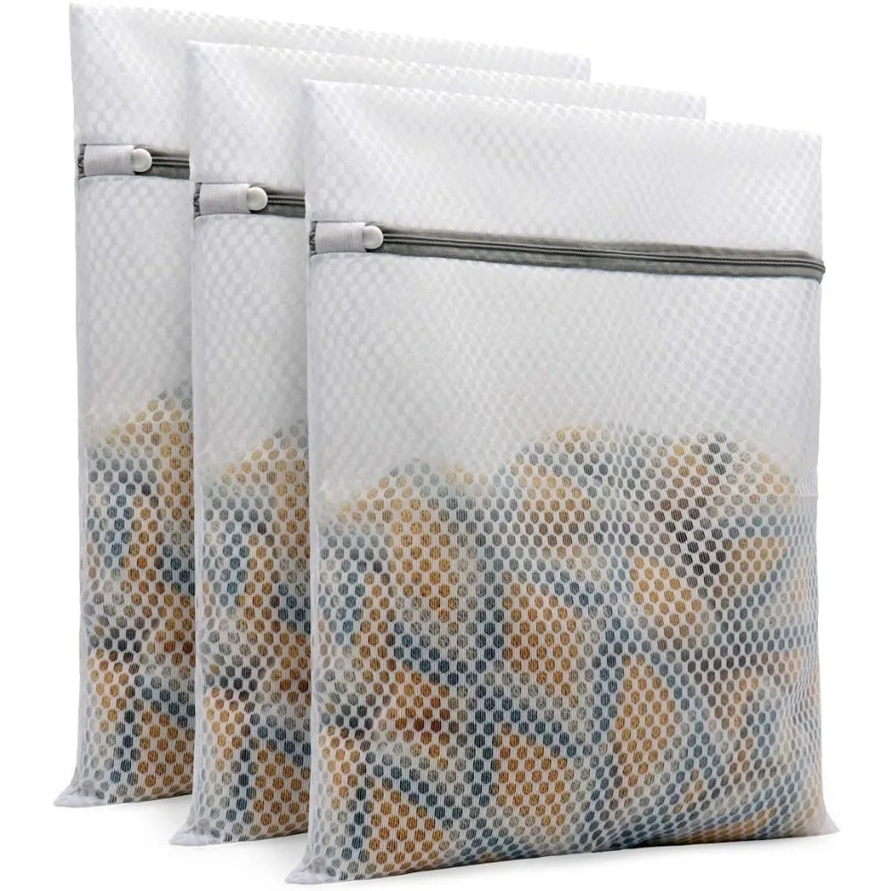 Ein Stapel durchsichtiger Netzwaschtaschen gefüllt mit Stoff, zum Schutz empfindlicher Artikel.