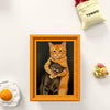 Gerahmtes Gemälde mit einer orangen Katze, die eine schwarze Katze hält, vor dunklem Hintergrund.