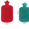 Un par de bolsas aislantes para manos y pies rojas y verde azulado con dimensiones