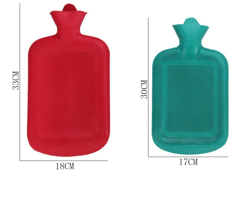 Un par de bolsas aislantes para manos y pies rojas y verde azulado con dimensiones