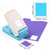Lever-Werkzeug zum Stempeln von Briefmarken mit rosa Körper und blauen Stempelpads und Papier