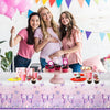 Trois femmes souriantes posant avec une nappe à motif papillon aquarelle pour des fêtes.