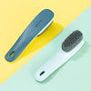 Un ensemble de brosse multifonction pour nettoyer les chaussures et les vêtements, bleu clair et blanc, sur un fond jaune et 