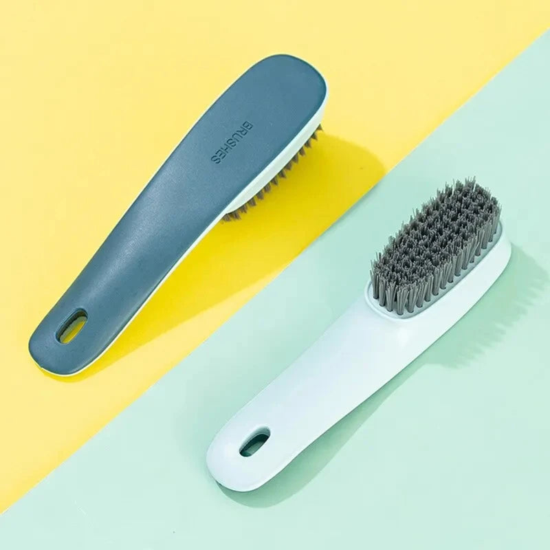 Un ensemble de brosse multifonction pour nettoyer les chaussures et les vêtements, bleu clair et blanc, sur un fond jaune et 