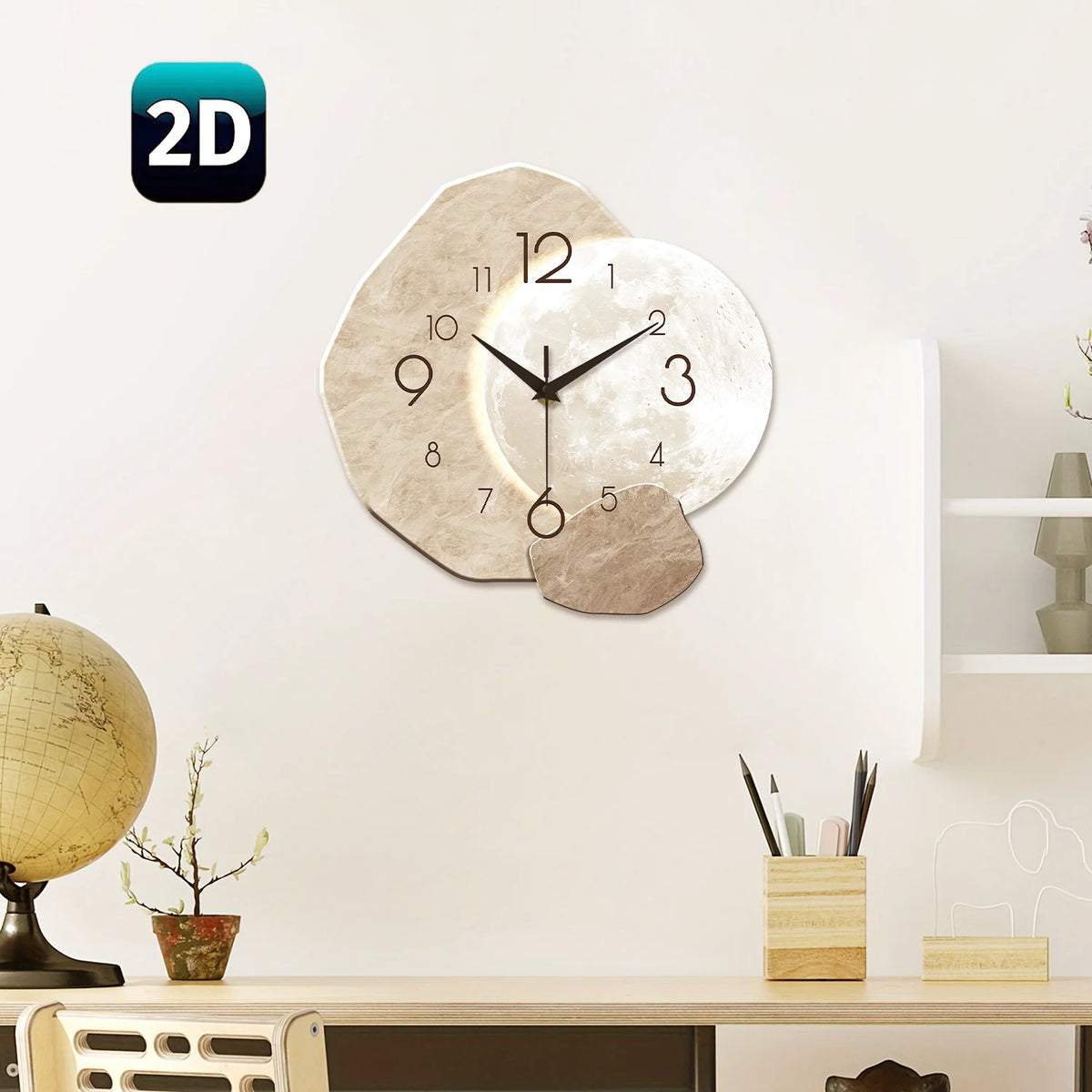 Horloge murale moderne au design lunaire, face beige clair et accents en bois naturel, affichée sur un mur blanc.