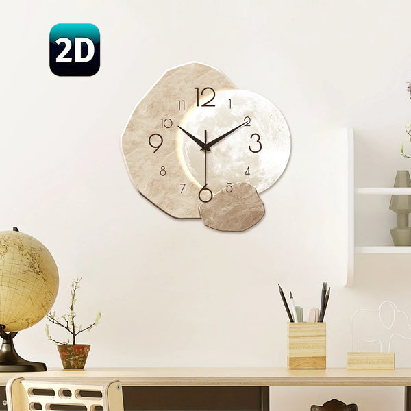 Horloge murale moderne au design lunaire, face beige clair et accents en bois naturel, affichée sur un mur blanc.