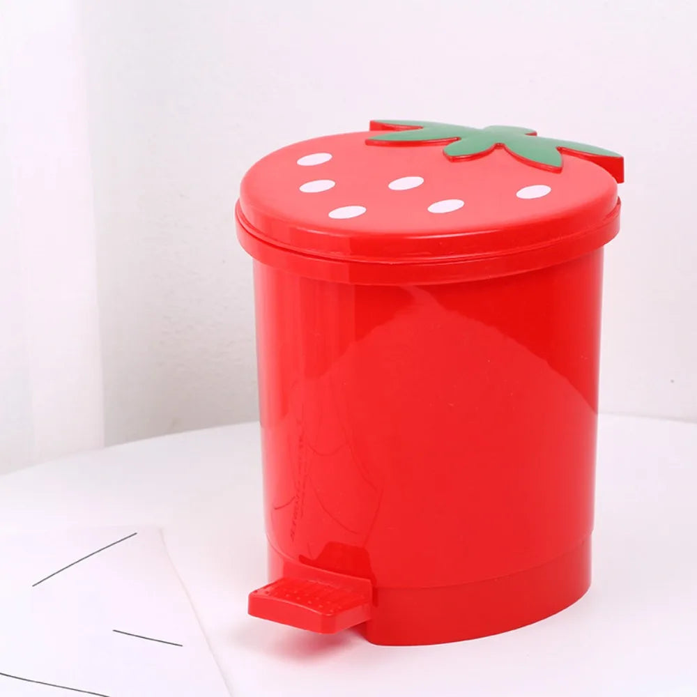 Helles rotes wiederverwendbares Erdbeer-Dekor-Mülleimer mit einem grünen Blatt obenauf.