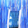 Eine Rolle irisierendes blaues metallisches Glitzerband als Hintergrundvorhang.