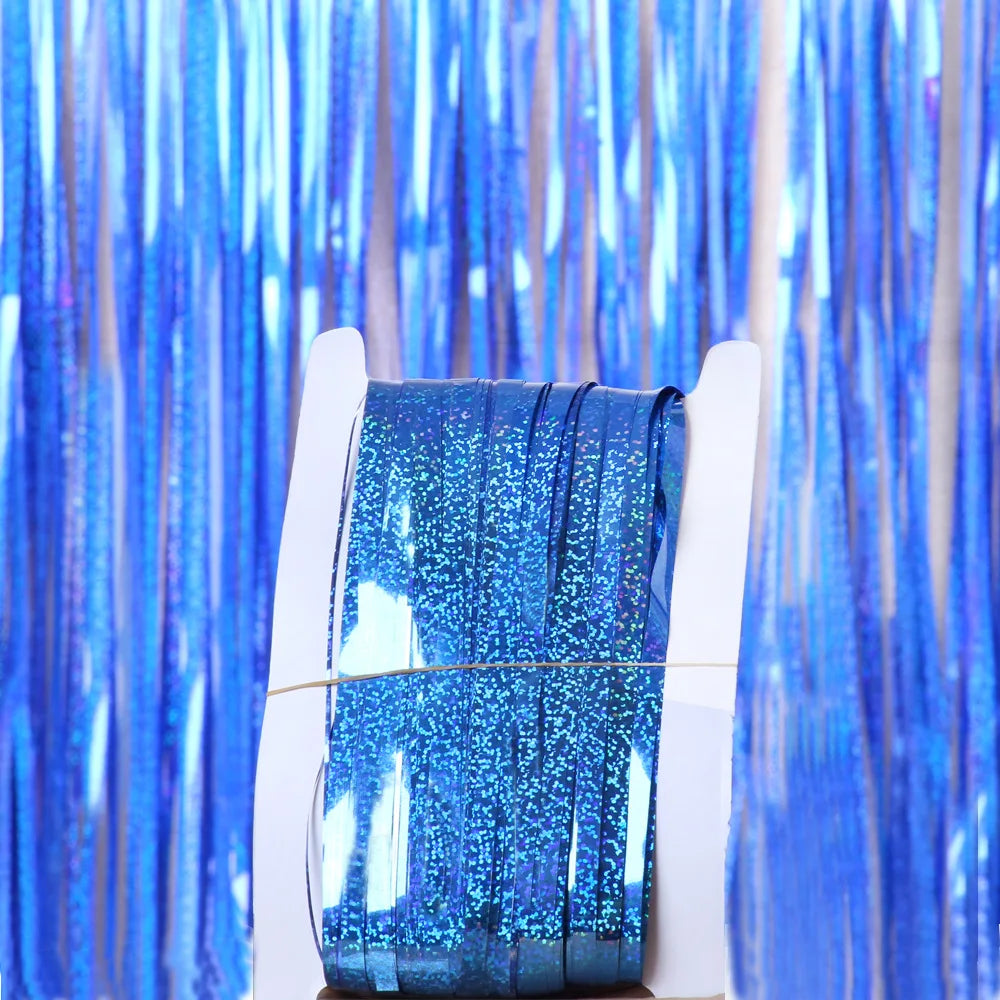 Eine Rolle irisierendes blaues metallisches Glitzerband als Hintergrundvorhang.