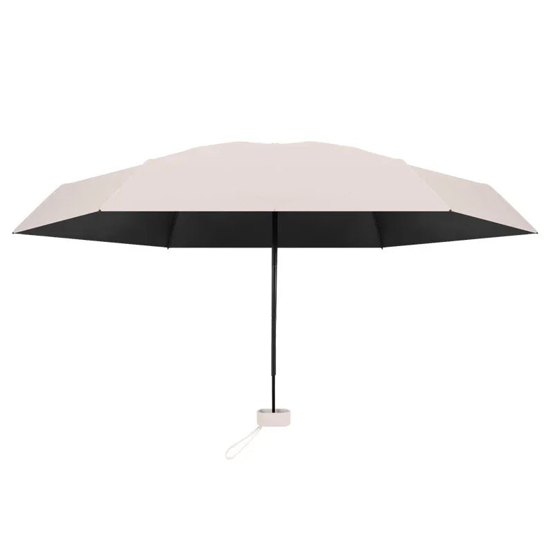 Ein faltbarer Regenschirm in einer einfarbigen Farbe mit beigefarbener Kapuze und schwarzen Rippen.