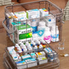 Transparente Plastik-Erste-Hilfe-Box mit Henkel, gefüllt mit verschiedenen medizinischen Hilfsmitteln und Medikamenten.
