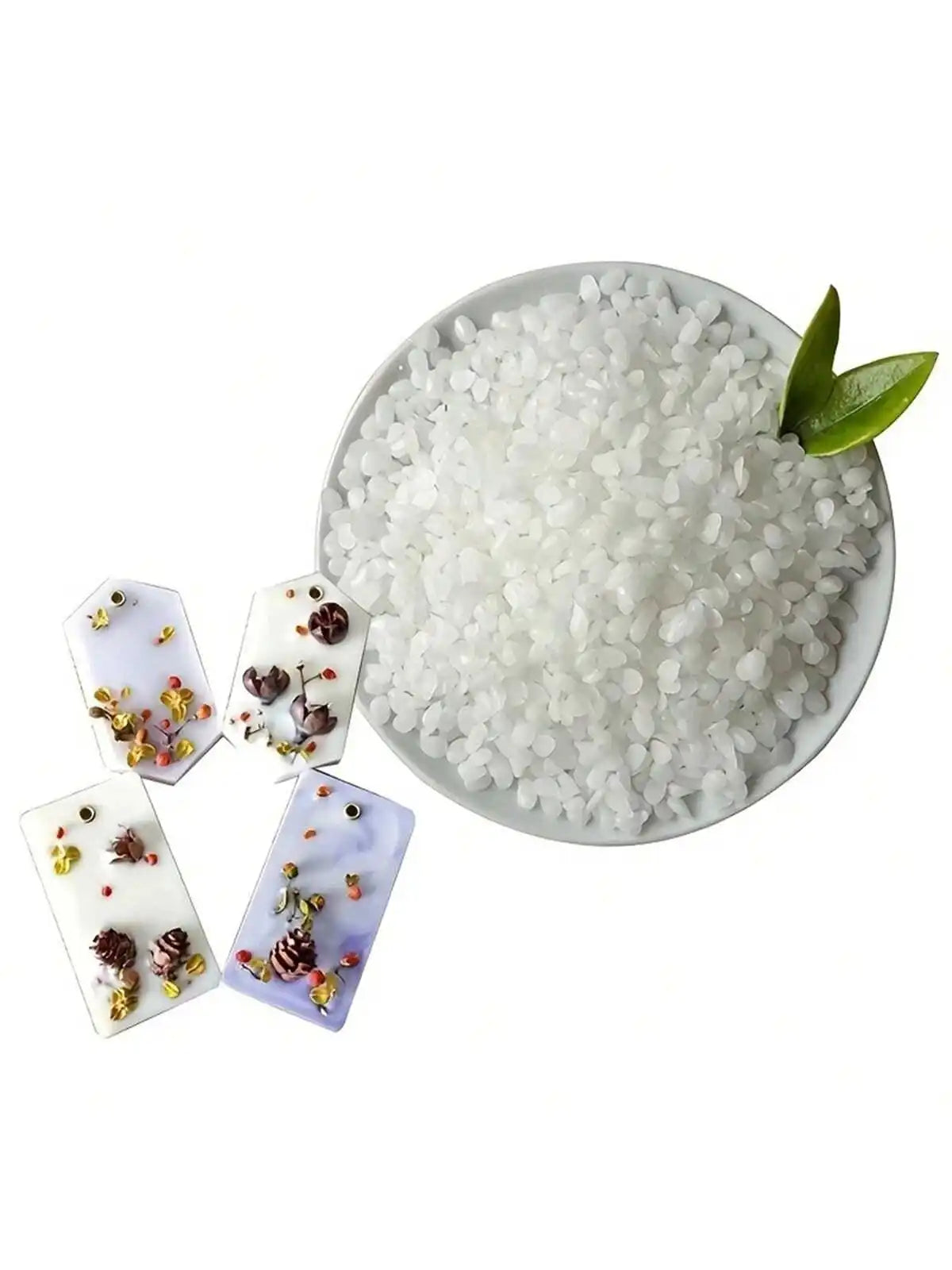 Material granular blanco para hacer velas, mostrado en un cuenco junto a pequeñas piezas decorativas de cera.