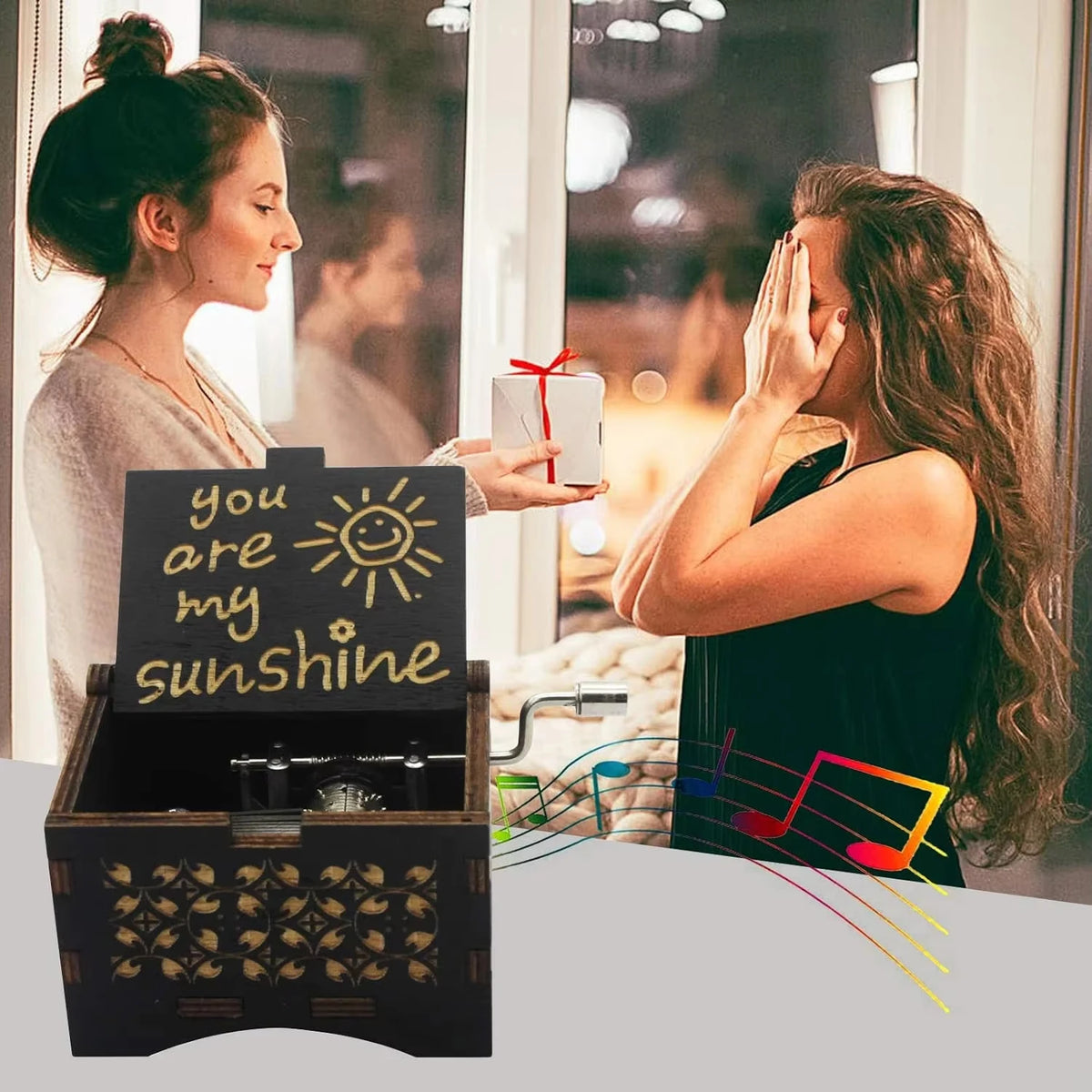 Una mujer sostiene una caja de música de madera tallada con un diseño de sol frente a un fondo desenfocado.
