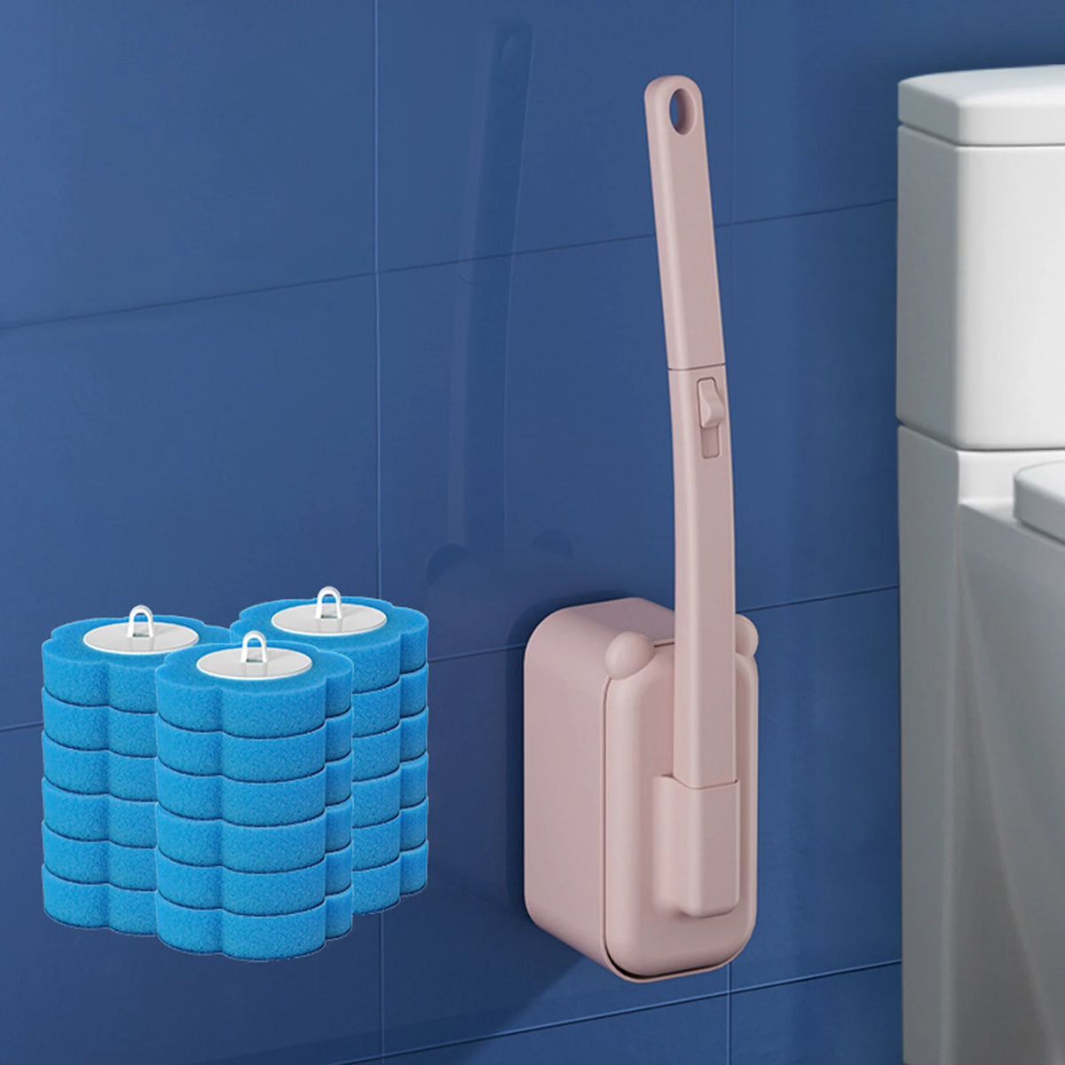 Un ensemble de brosses de toilette jetables roses fixé à un mur carrelé bleu.