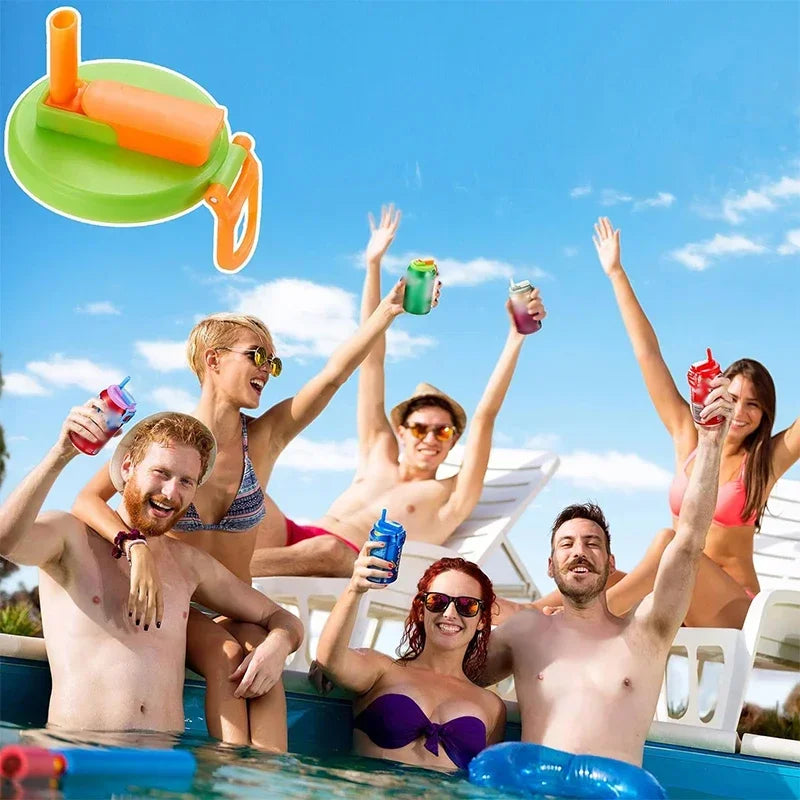 Eine Gruppe genießt ein Sommergetränk im Freien mit wiederverwendbaren Silikondeckeln und Strohhalmen.