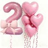 Un juego de seis globos de látex en forma de corazón rosa, incluyendo el número dos y varios corazones con cintas.