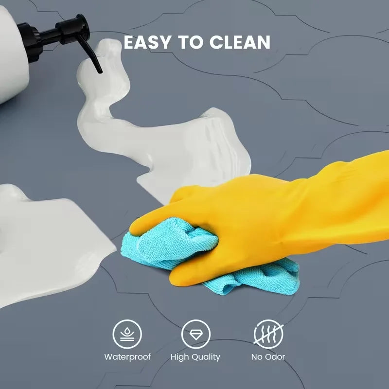 Gelbe Silikon-Spüle-Untermatte wird zum Reinigen einer weißen Spüle verwendet, hebt ihre Wasserfestigkeit und hohe Qualität h