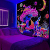 Ein leuchtendes fluoreszierendes Pilz-Tapestry hängt an einer dunklen Wand über einem Bett.