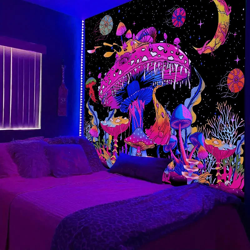 Ein leuchtendes fluoreszierendes Pilz-Tapestry hängt an einer dunklen Wand über einem Bett.