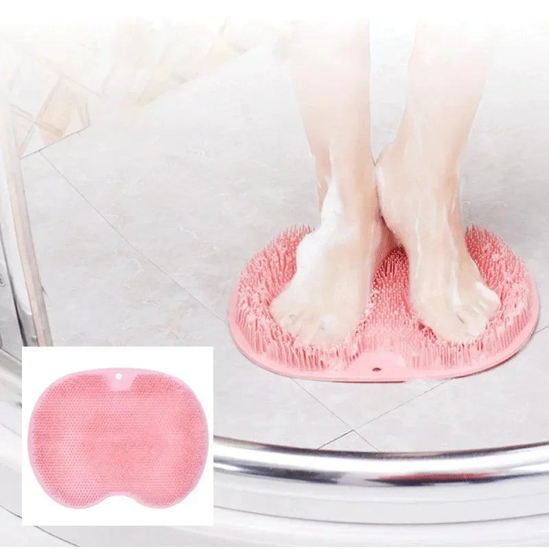 Los pies de una persona están apoyados en una estera de masaje de pies de silicona rosa.
