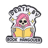 Insignia de esmalte con calavera y cabello rosa y el texto Death By Book Hangover