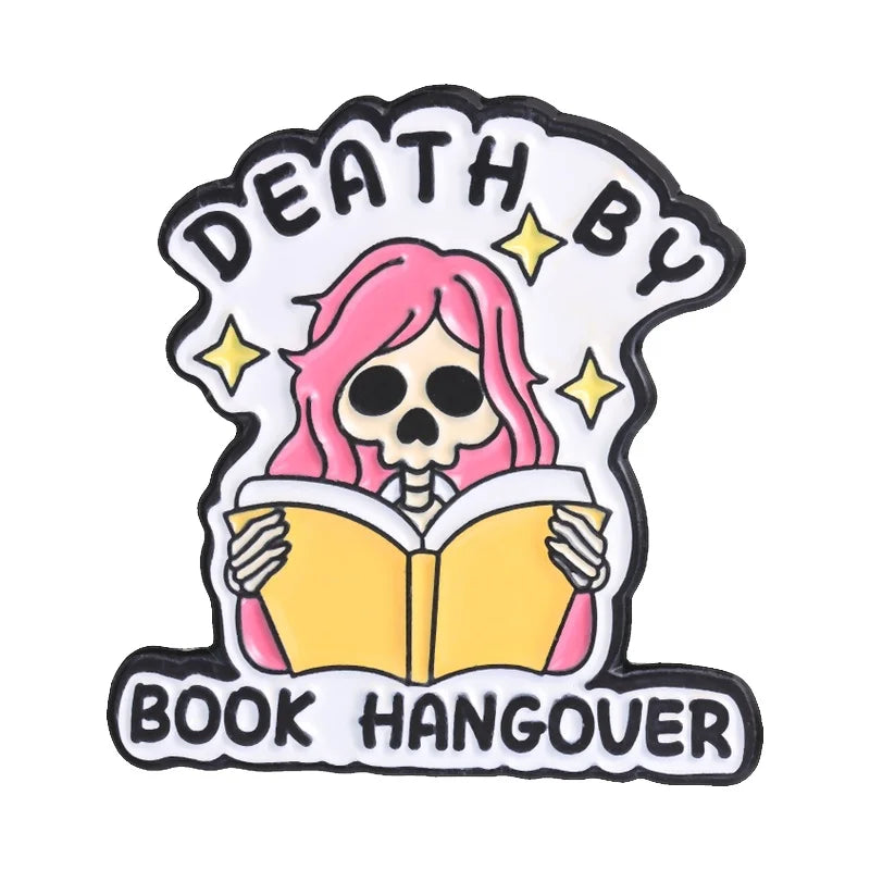 Insignia de esmalte con calavera y cabello rosa y el texto Death By Book Hangover
