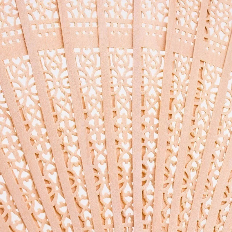 Ventilateur pliable rose pâle en bois de santal avec des motifs découpés complexes