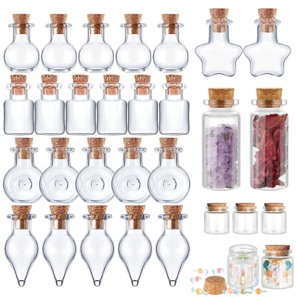 Collection de bouchons en liège en verre miniatures et de diverses bouteilles en verre pour projets DIY et cadeaux.