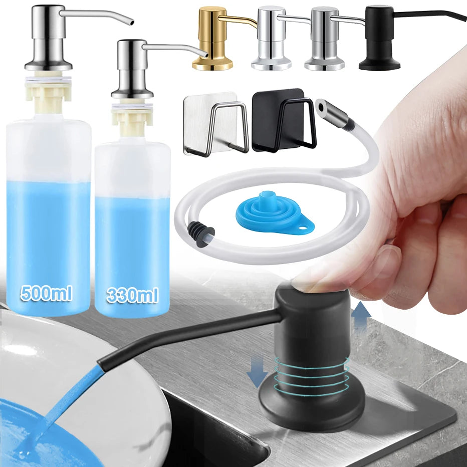 Eine Hand gibt blaue Flüssigkeit aus einem schwarzen Küchenspülmittelspender auf eine Platte.