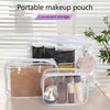 Bolsa de maquillaje portátil y transparente con diversos cosméticos como polvo, líquido y tubos para almacenamiento convenien